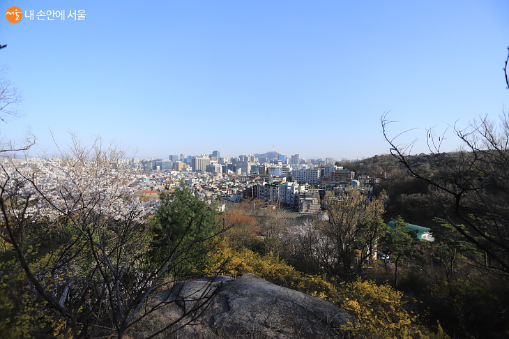 인왕산숲길 전망 포인트에서 바라본 서울 도심이 아름답다