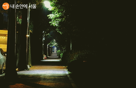늦은 밤, 혼자 걸을 때면 무서울 때가 많다 