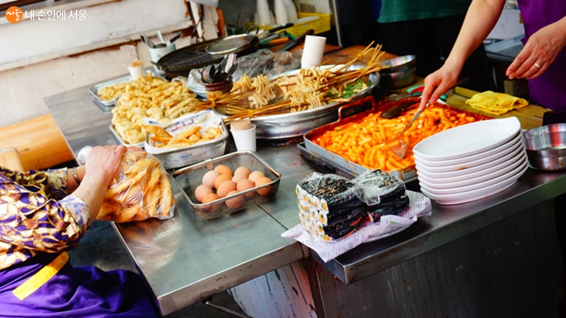 영천시장에는 다양한 먹거리를 착한 가격으로 제공한다