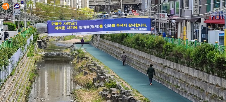 정릉시장 착한 임대인 운동에 동참한 건물주들에 고마움을 표하는 현수막