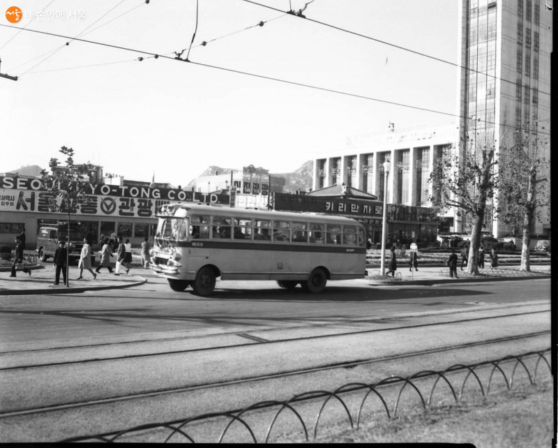 1963년 11월 서울시내버스가 도로에 있는 모습 