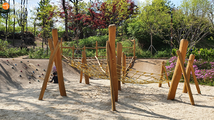 오르는 놀이기구, 건너는 놀이기구, 미끄럼틀이 있는 모래놀이터는 아이들을 위한 놀이시설이다