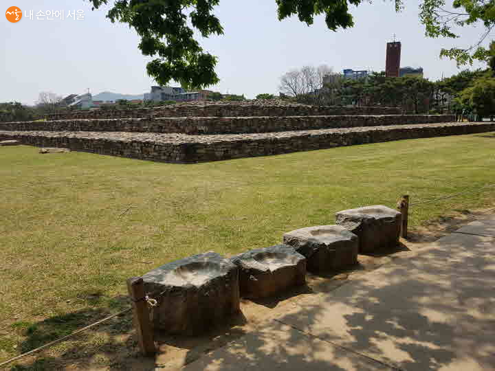서울시 석촌동의 제 3호분은 4-5세기 백제 왕릉이다 