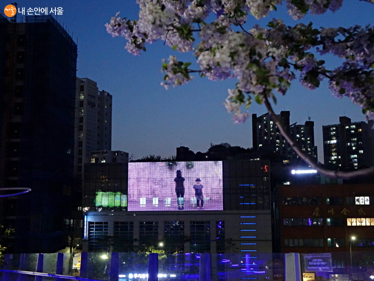 서울로7017에서는 봄밤의 꽃향기와 함께 예술작품 감상할 수 있다