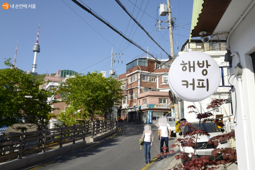 서울 남산 타워 아래에 위치한 해방촌은 개성 넘치는 거리로 거듭나고 있다 