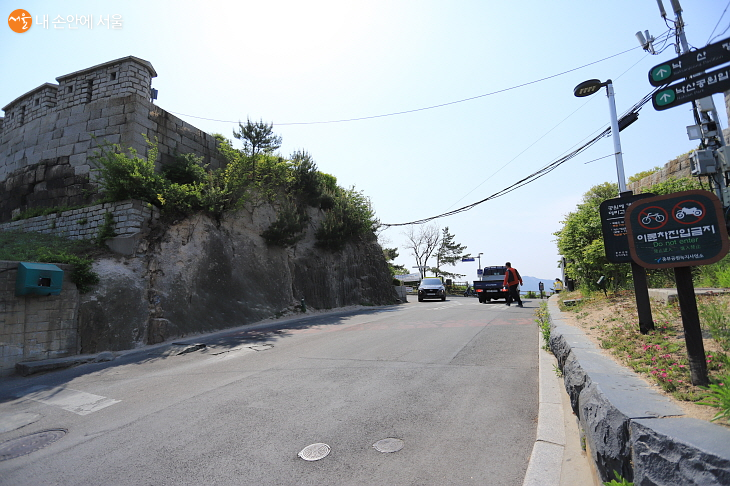 낙산정상 지점은 도로로 성벽이 끊겨있다.