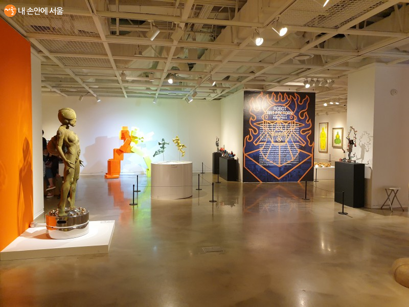 세종미술관 전시관 2관의 내부, 작품들간에 서로 거리를 유지하고 있다