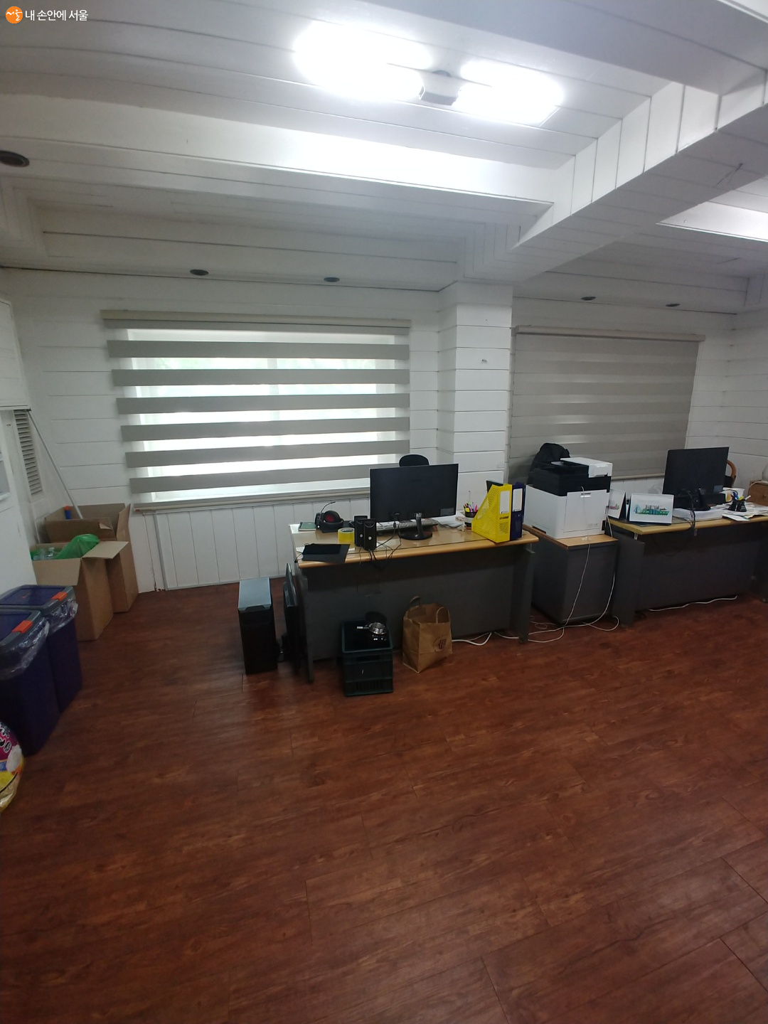 external_image 마포구 소재 스타트업 1년 차의 작은 사무실, 초창기라 그런지 업무용 책상이 2개밖에 구비되어 있지 않다
