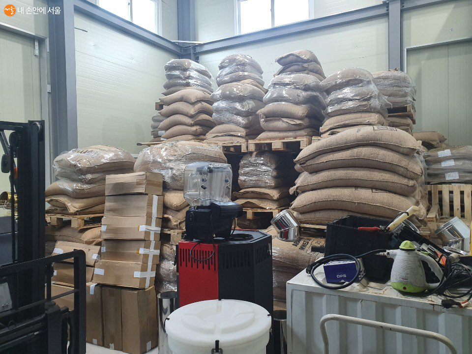 external_image 수입한 원두를 보관하고 있는 창고. 항온 항습 기계로 잘 보관하고 있지만 아직 스타트업이라 규모가 작다