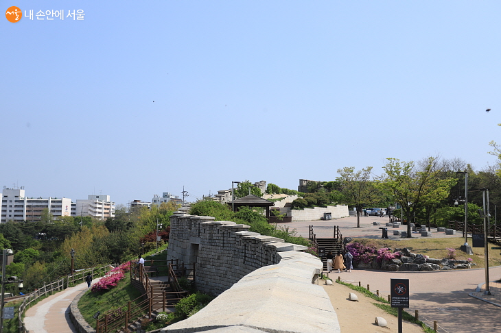 공원 놀이광장과 도성 암문이 보이는 5월의 풍경 