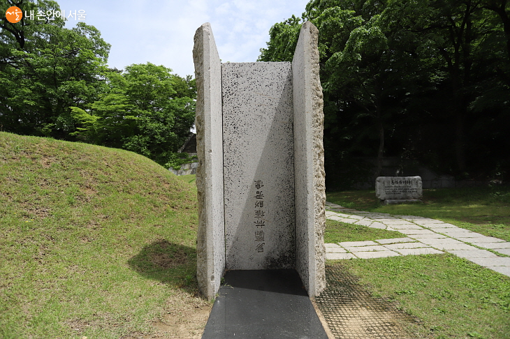 을사늑약의 원흉인 일본 남작의 동상을 역사를 반성하는 의미로 거꾸로 세워놓았다.