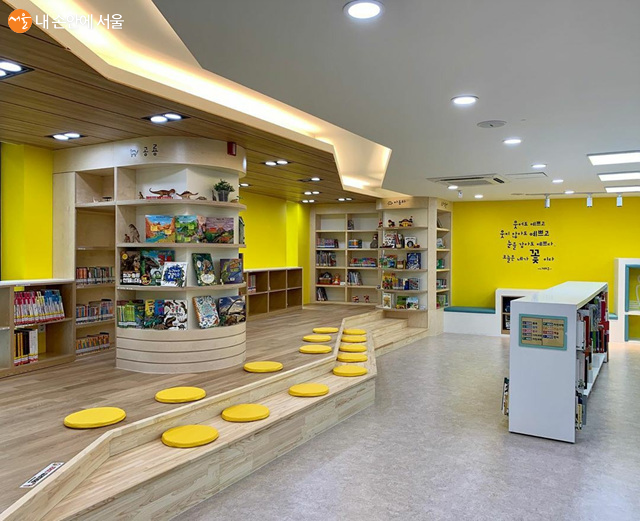 2층 유아자료실 365일 왁자지껄 신나는 책 읽기 공간 