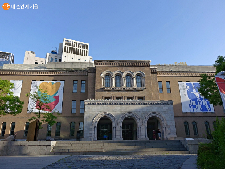 1988년 개관한 서울시립미술관은 옛 대법원 건물의 파사드는 그대로 보존하며 신축했다