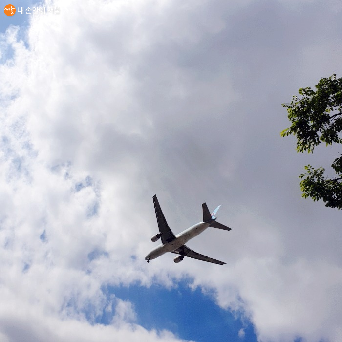 서서울호수공원에서는 아주 가까이에서 비행기를 볼 수 있다 