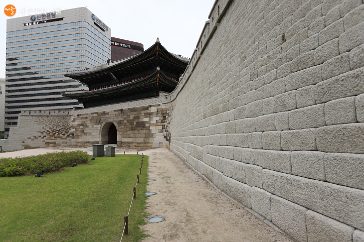새로 쌓은 성벽 우측 끝에서 바라본 숭례문