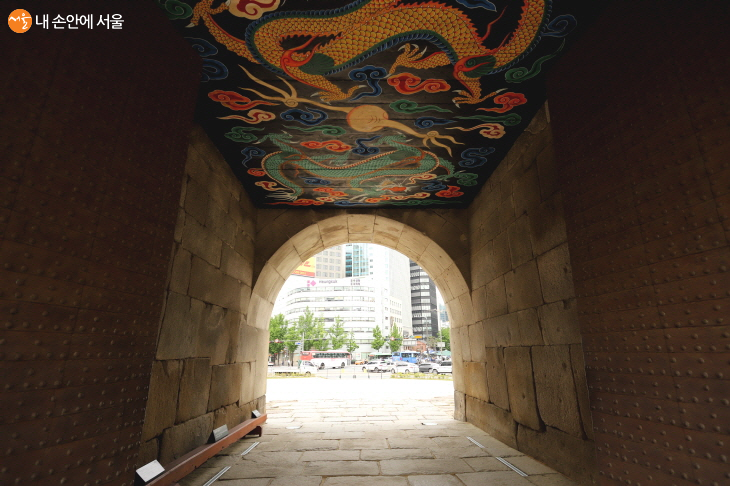 아름다운 용 그림과 웅장한 철대문이 돋보이는 홍예문 안 통로
