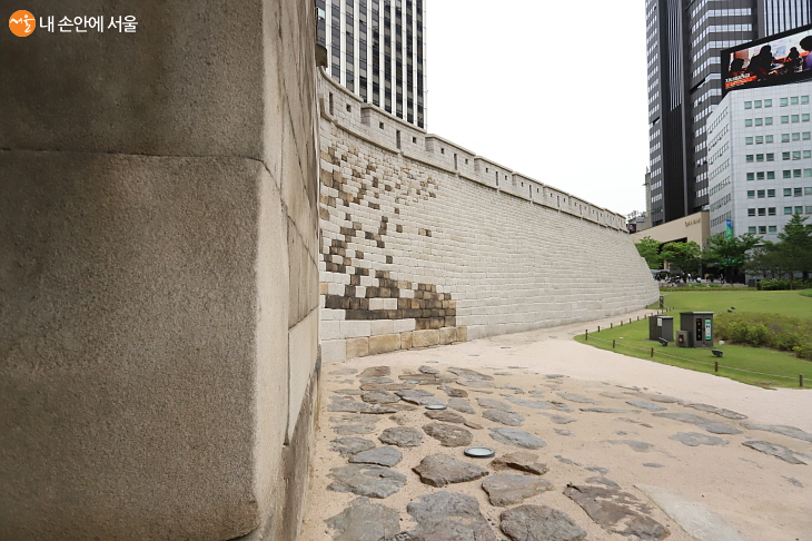 새로 쌓은 남산 방면 성벽을 숭례문 홍예문에서 바라보았다 