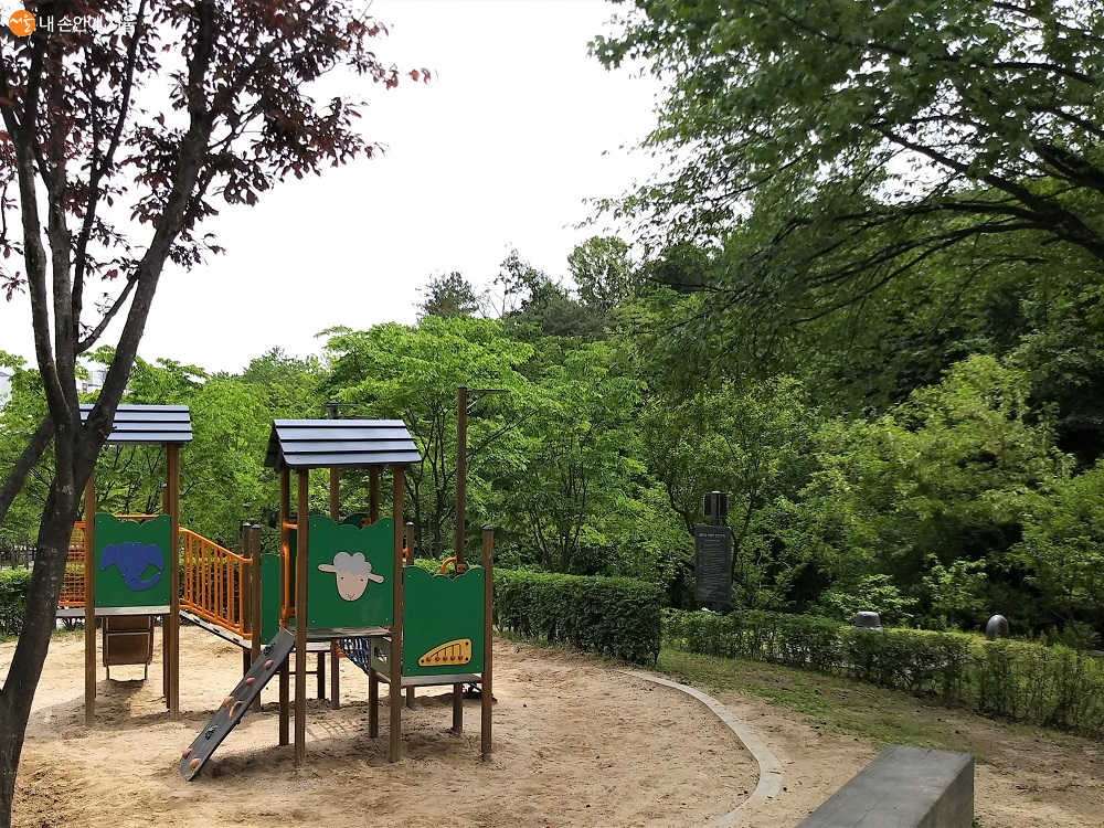 캠핑장 공동 구역 잔디 광장 '어린이 놀이터' 
