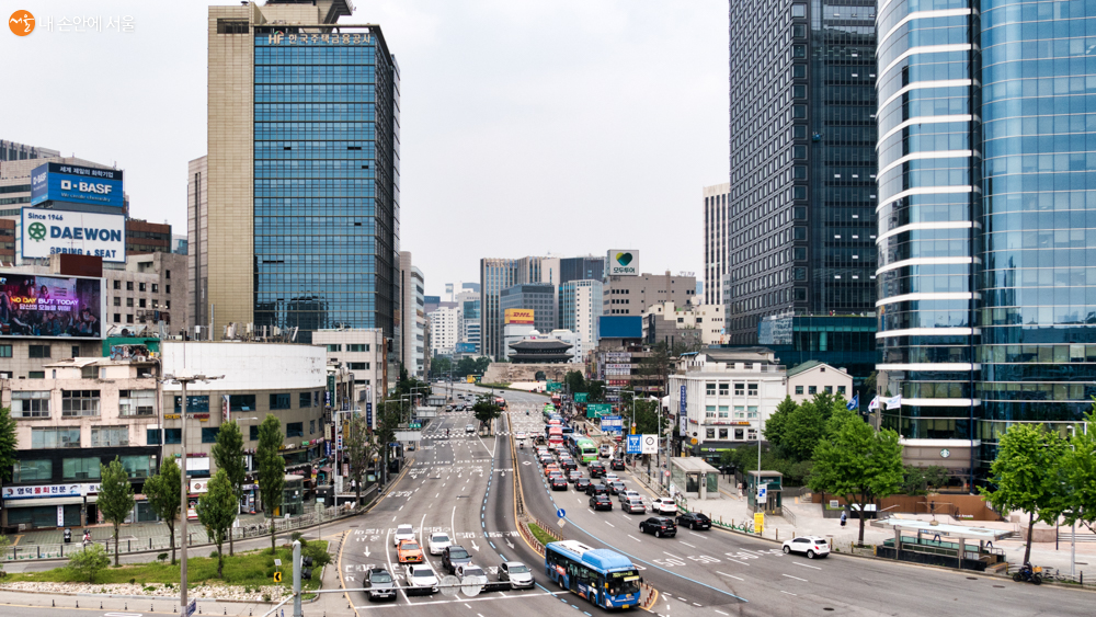 멀리 빌딩 숲 사이로 숭례문이 선명히 보인다