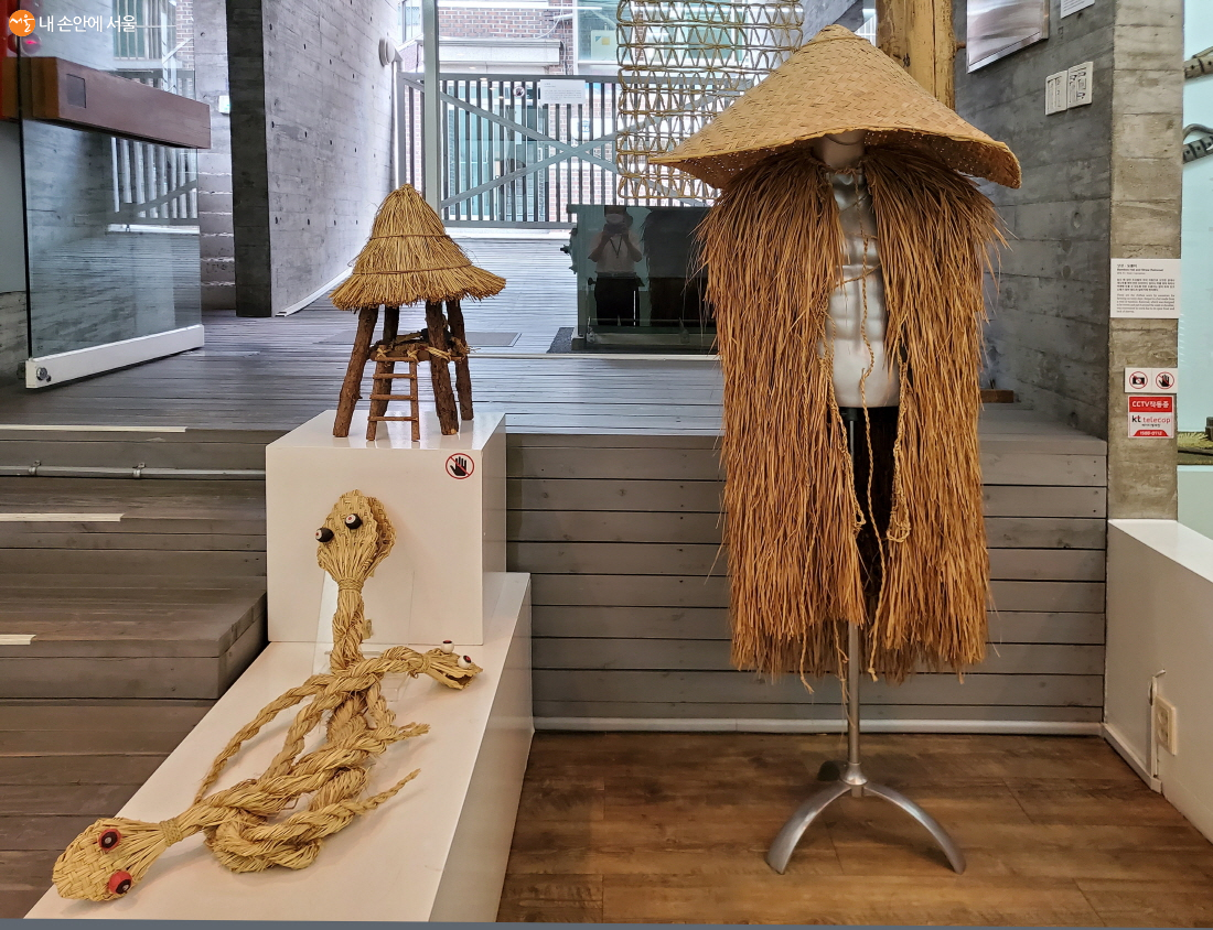 모자가 달린 비옷인 접사리와 짚뱀의 모습이 전시되어 있다.