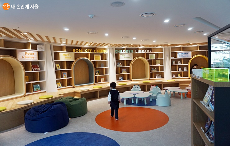 영어책이 진열된 손기정어린이도서관 2층 전경 