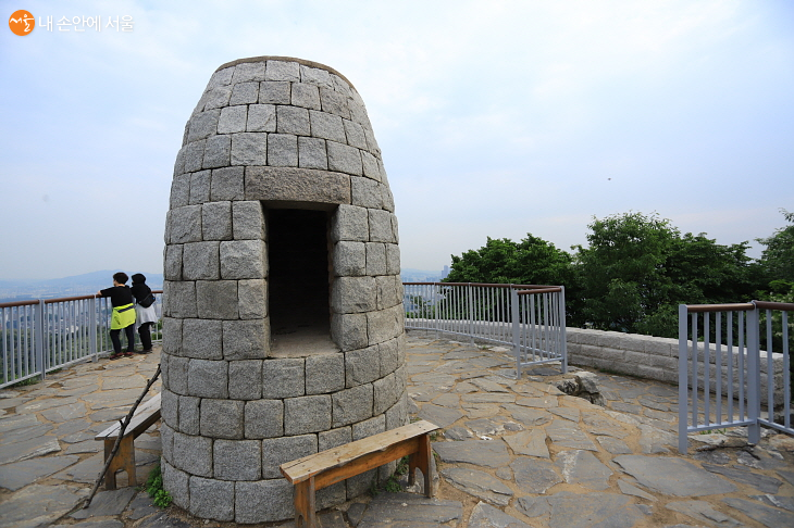 서울 정도 600주년을 맞아 서울시가 복원해 놓은 안산봉수대
