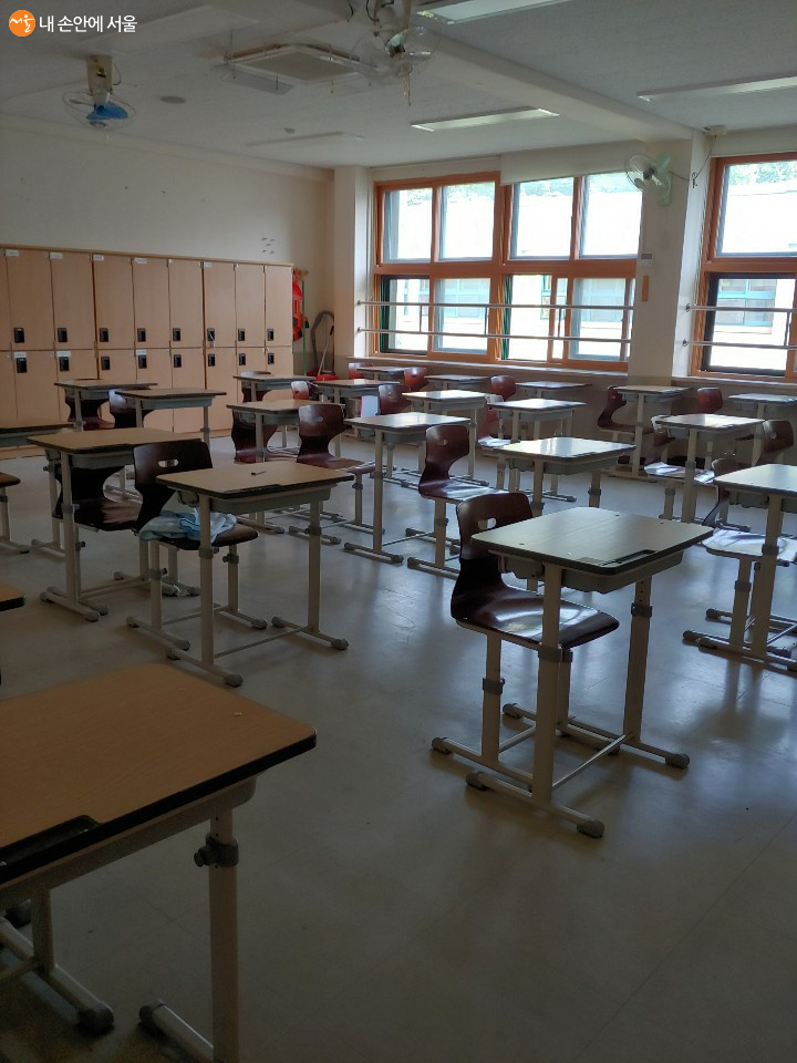 코로나 감염 예방을 위해 거리를 두어 책상을 배치한 고등학교 교실 
