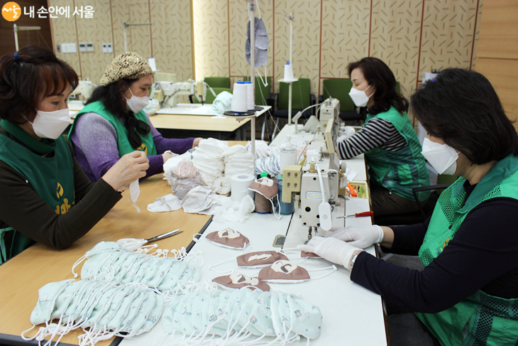 새마을부녀회에서 마스크를 만들고 있는 모습 Ⓒ서울시새마을회