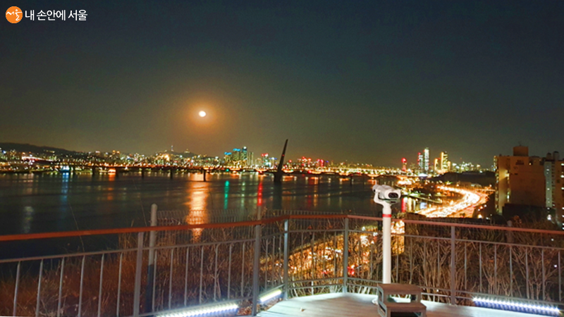 빼어난 서울 야경을 자랑하는 염창산 전망대와 망원경