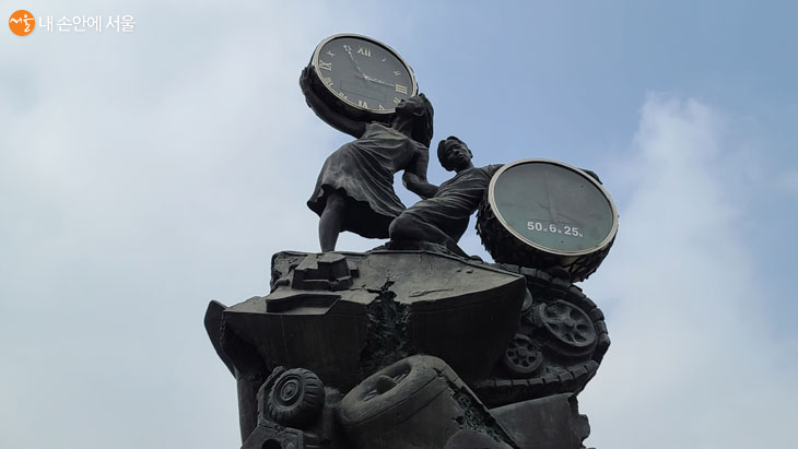 시계탑 옆에 전시된 또 하나의 시계는 통일의 그날, 국민적 축제 속에 시계탑에 올려 통일의 시각을 표시할 예정이다.