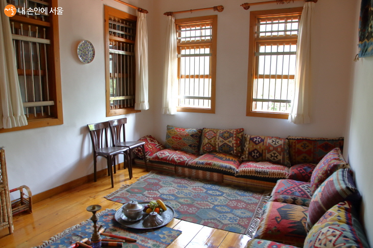 작은 응접실에는 터키 전통악기들도 놓여 있다.