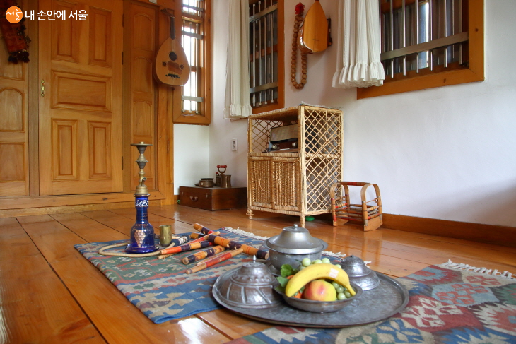 작은 응접실에는 터키 전통악기들도 놓여 있다.