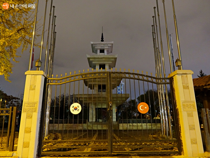 터키 수도 앙카라에 있는 한국공원. 터키군 전사자들을 추모하는 불국사 석가탑 모양의 위령탑이 세워져 있다. 