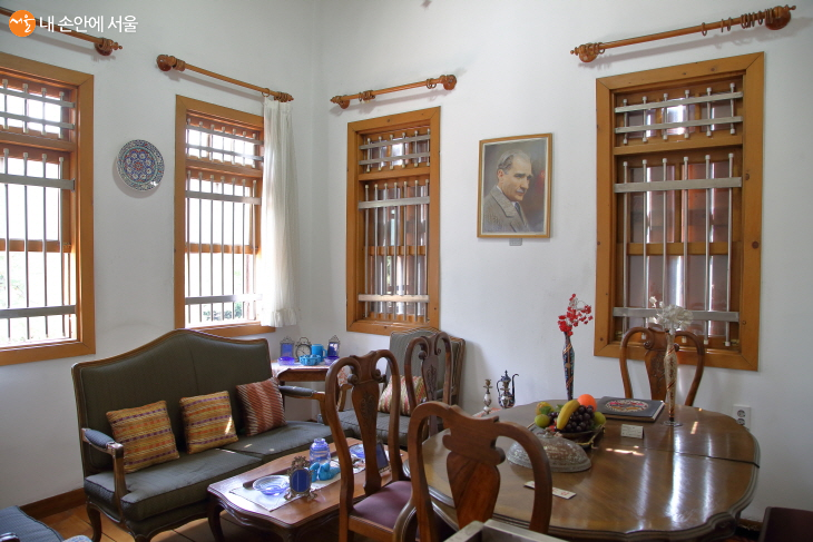 집주인의 집무실 벽에도 터키 사람들이 존경하는 아타튀르크 케말의 초상이 붙어 있다.