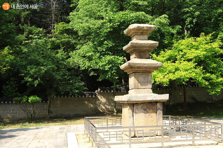  낙성대 경내에 강감찬장군 기리는 고려시대 석탑이 서 있다.