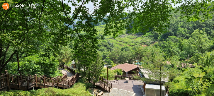 숲 속 하루를 보낼 수 있는 봉화산 옹기테마공원 