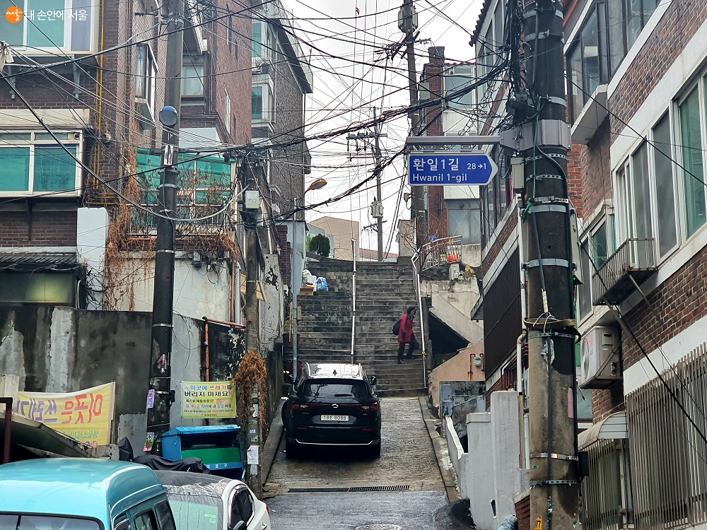 서울의 한 동네가 영화 '기생충' 기택 가족이 살았던 동네로 유명해졌다. 