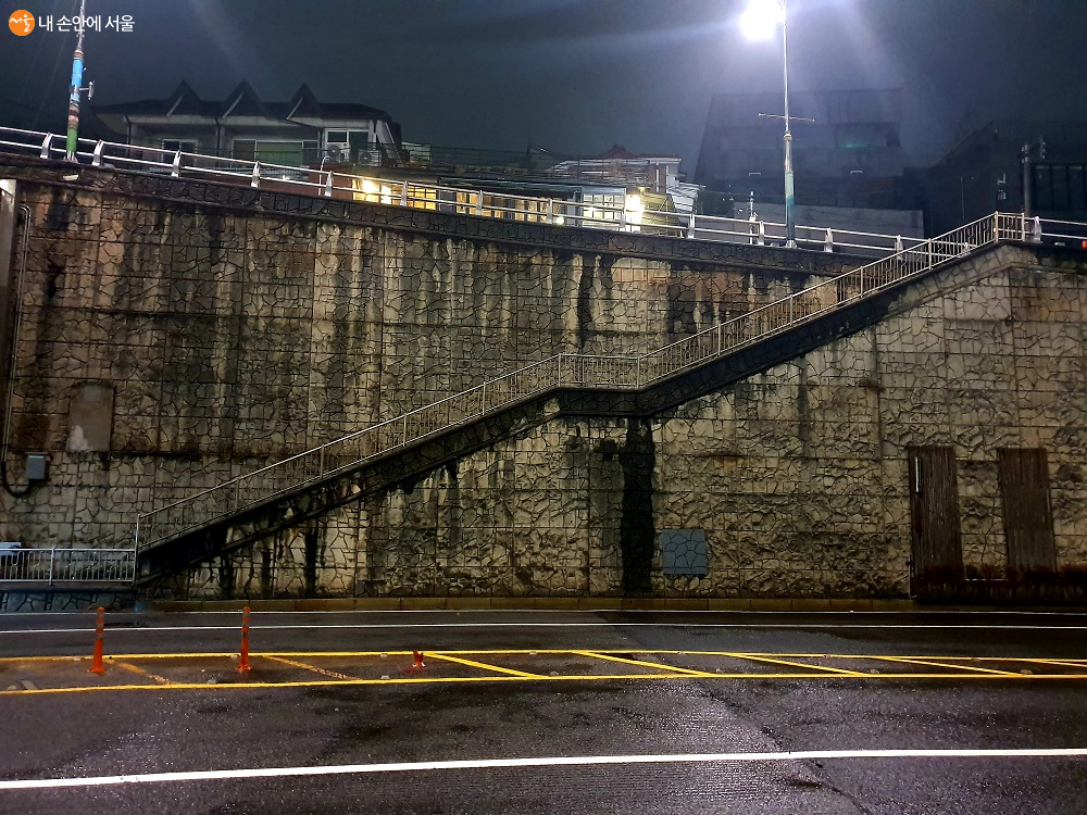 비오는 날의 자하문터널 계단