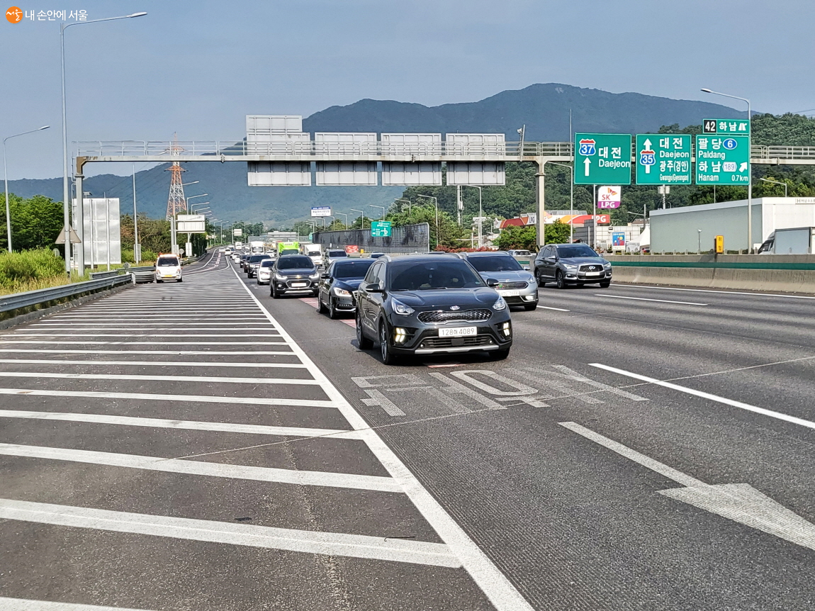 서울외곽순환선 하남분기점의 모습에서 평일 낮에도 교통포화상태다. 