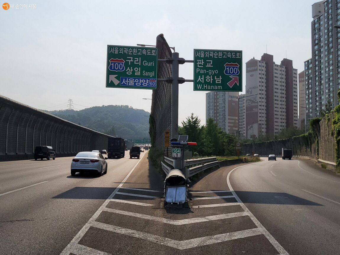 서울외곽순환고속도로 분기점 안내 표지간판의 모습. 9월까지만 존속된다.