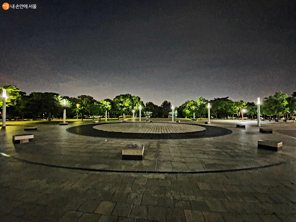 이전 월드컵공원 별자리광장은 어두운 편이었다.