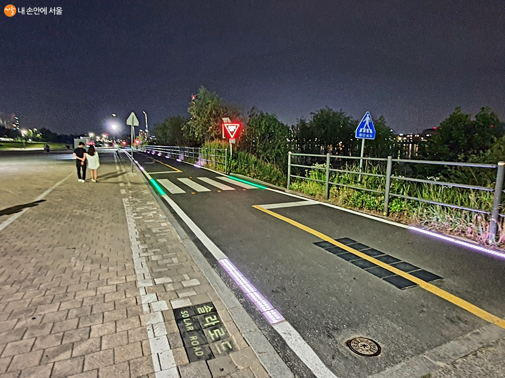 태양광으로 자전거도로를 비추는 뚝섬한강공원 내 '솔라 로드' 