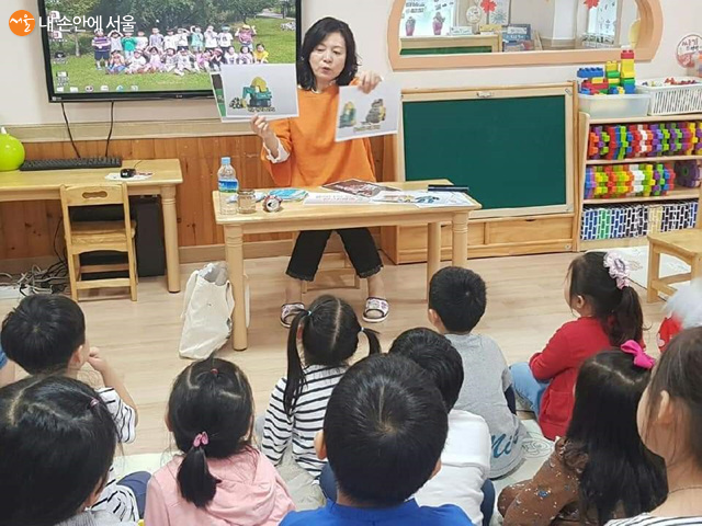 유치원이나 학교를 방문해 자원순환 수업을 진행하고 있다. 