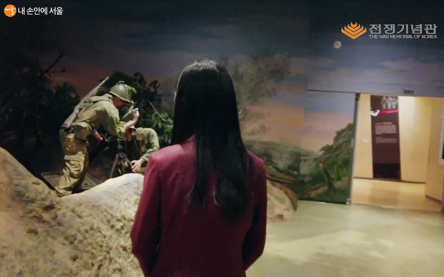 동영상에서 전문해설사가 학도군 전투가 재연돼 있는 장소로 안내하고 있다 ©전쟁기념관 영상 캡처