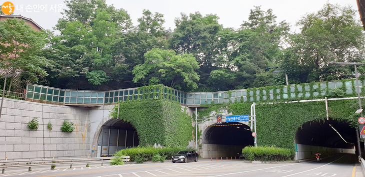 서울시 종로구 사직로 일대에 위치한 서울미래유산 사직터널은 종로와 서대문을 잇는다 