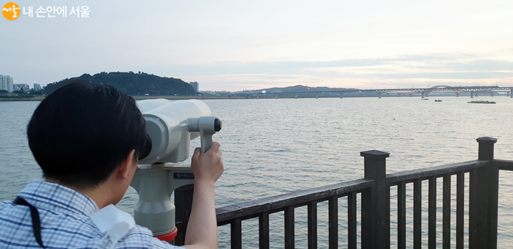 고양시 대덕생태공원길에 만난 용치탐조대에서 망원경을 이용해 한강을 관찰 중인 시민의 모습