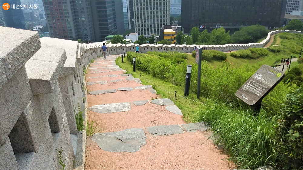 백범광장에서 남대문(숭례문)까지 이어진 서울 한양도성길 