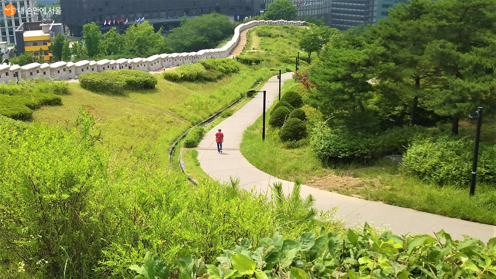 서울 한양도성길 옆에 조성된 산책길 