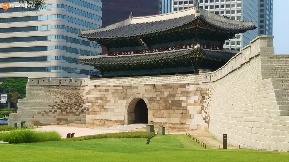 남산 역사문화길 백범광장 아래에 위치한 남대문(숭례문) 