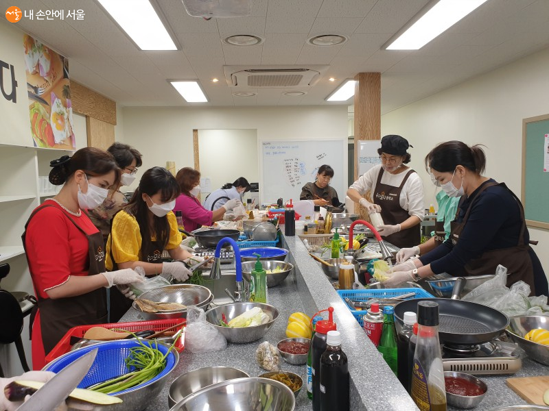 한창 요리에 열중하고 있는 수업 참가자들 
